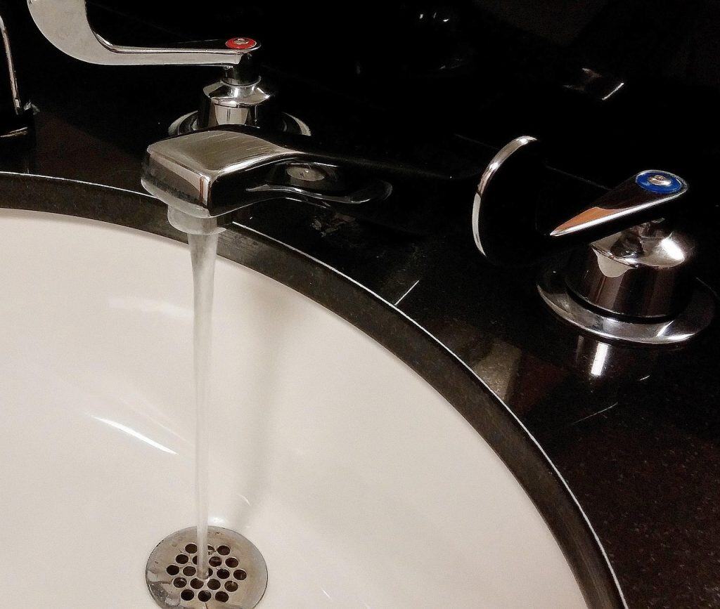 a sink without any drain flies